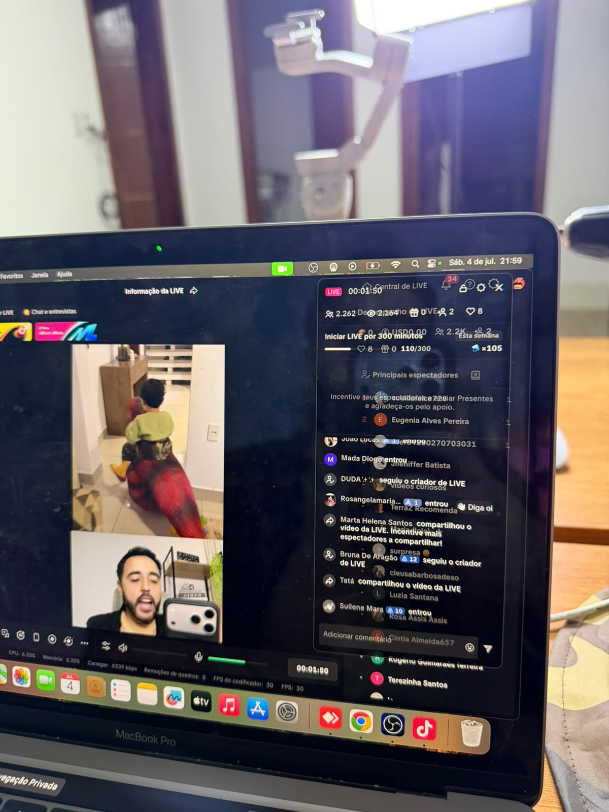 Davi Vargas fazendo uma live no TikTok com mais de 2.200 espectadores ao vivo